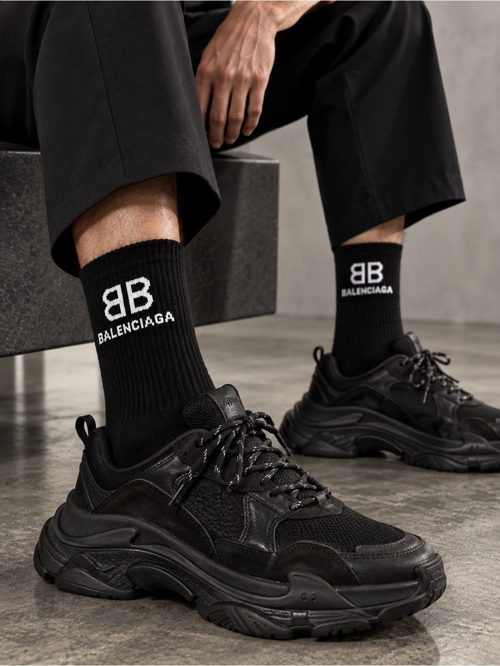 BALENCIAGA Men's Black Logo Crew Socks NEW